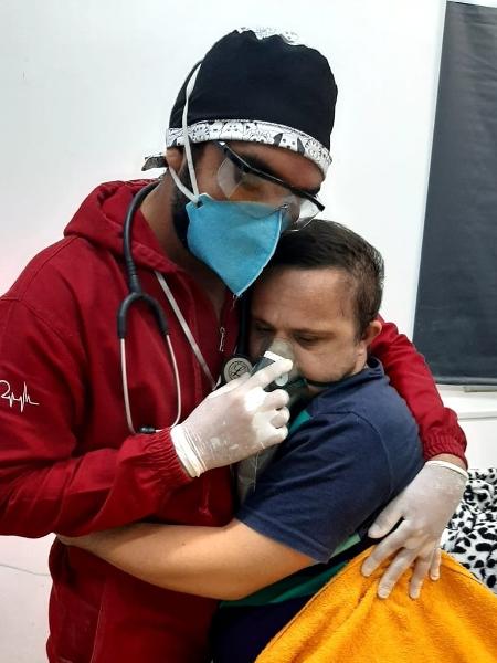Sem UTI, paciente com Down fotografado em abraço com enfermeiro morre no AM