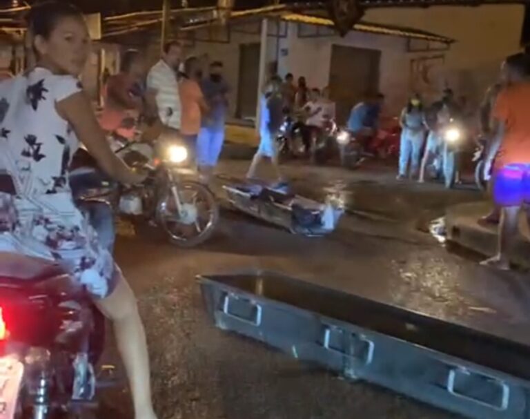 Corpo de ex-goleiro, morto a facadas, cai de carro tumba e gera revolta em José de Freitas