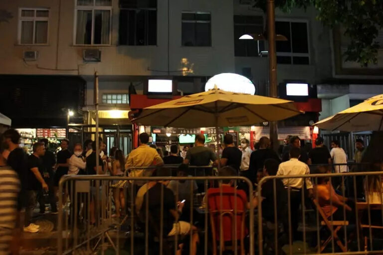 Bares terão que fechar às 17 horas.