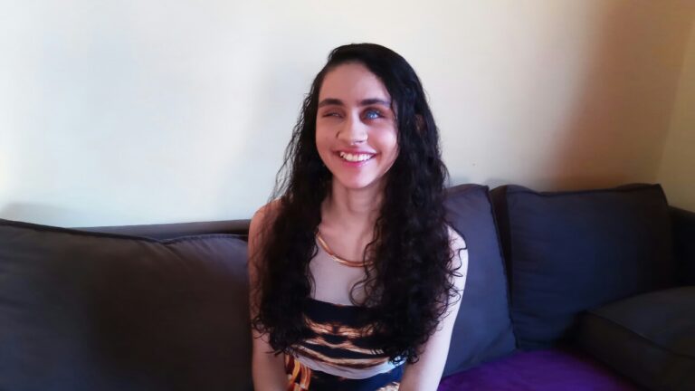 Aluna com deficiência visual, campeã na redação, cita o filme Coringa e lutou por sala de aula