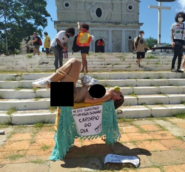 OAB -PI emite nota de repúdio à manifestação realizada em frente à igreja católica por mulher nua.