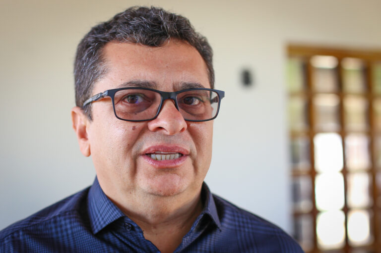 Vereadores aprovam contas irregulares de ex-prefeito e secretária de Educação