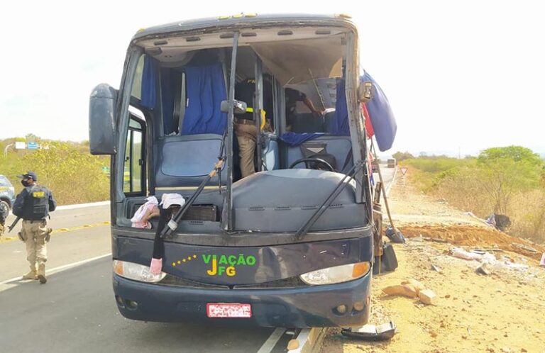 Ônibus com destino à Parnaíba tomba e três crianças morrem no acidente.