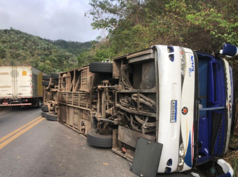 Ônibus com concurseiros tomba e deixa dois mortos na serra de Tianguá CE