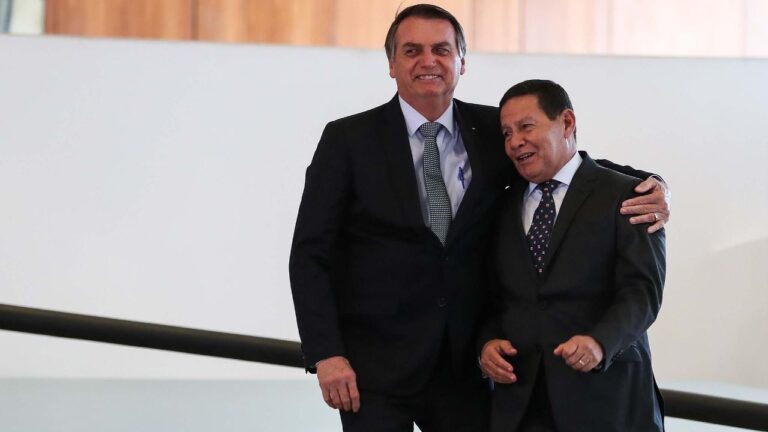 Por unanimidade, TSE entende que não há provas de irregularidades cometidas pela chapa Bolsonaro-Mourão nas eleições de 2018.