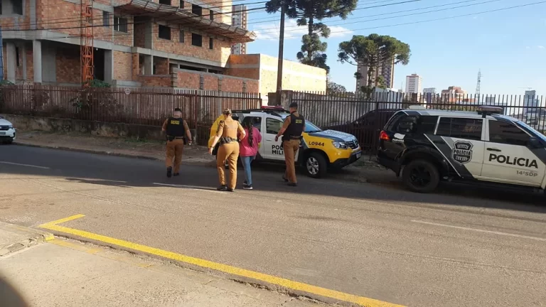 Mãe é presa suspeita de matar filhos de 3 e 10 anos; corpos foram encontrados em cima de cama