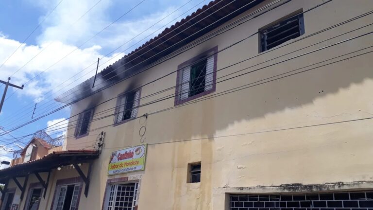 Bombeiros debelam incêndio dentro de residência no Piauí