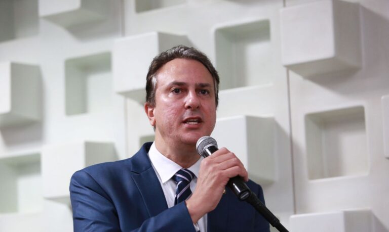 Piso nacional dos professores sobe para R$ 4.420,55.