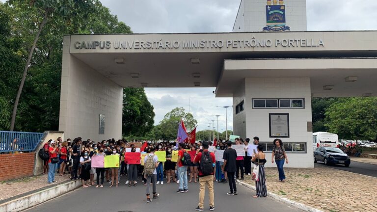 Estudantes protestam pelo 3º dia após estupro e morte de aluna em sala da UFPI.