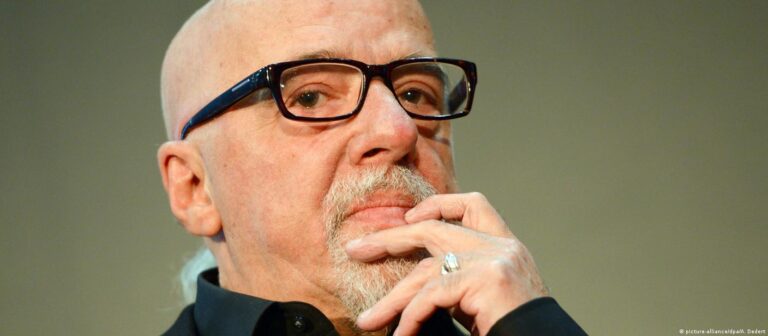 Escritor Paulo Coelho expressa arrependimento em ter apoiado Lula à Presidência da República