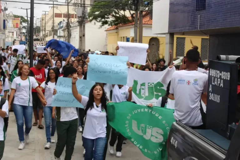 Estudantes do Piauí protestam contra o Novo Ensino Médio e pedem revogação.