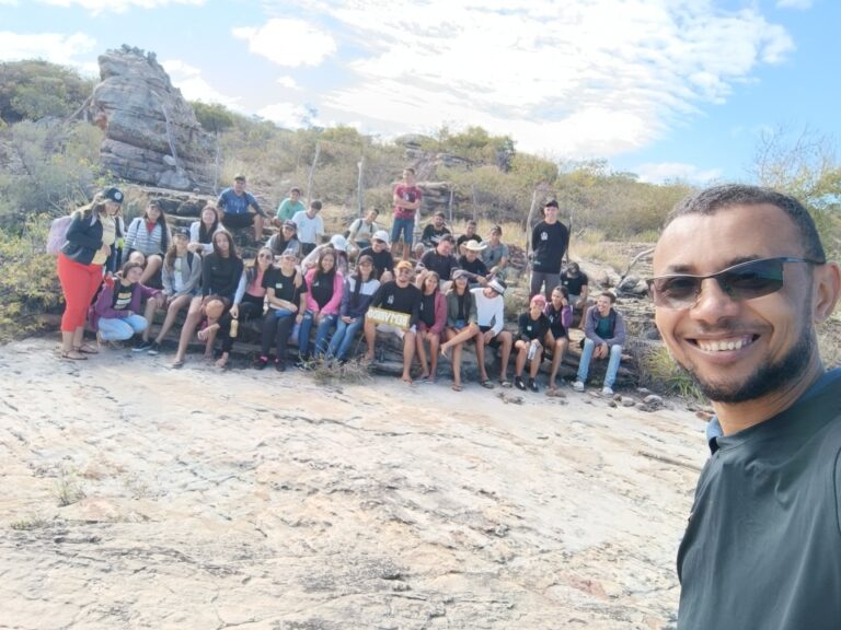 Excursão Escolar e aula “in loco” nas Pinturas Rupestres no Povoado Curral de Pedras em Pimenteiras, Piauí.