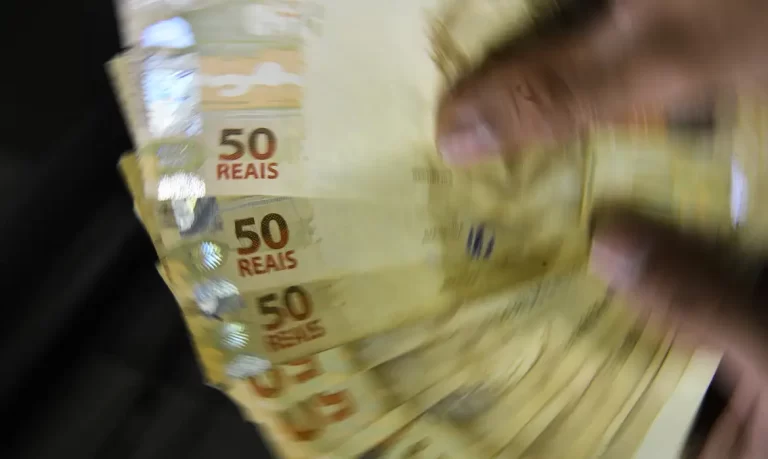 Primeira parcela do décimo terceiro deve ser paga até esta sexta.