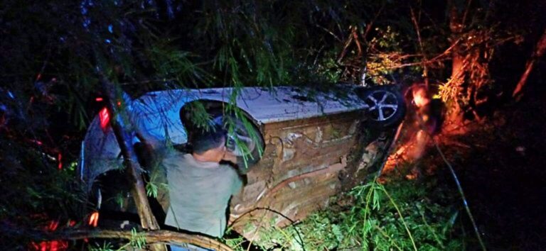 PICOS: PRF resgata idoso que estava preso nas ferragens de veículo tombado na BR-316