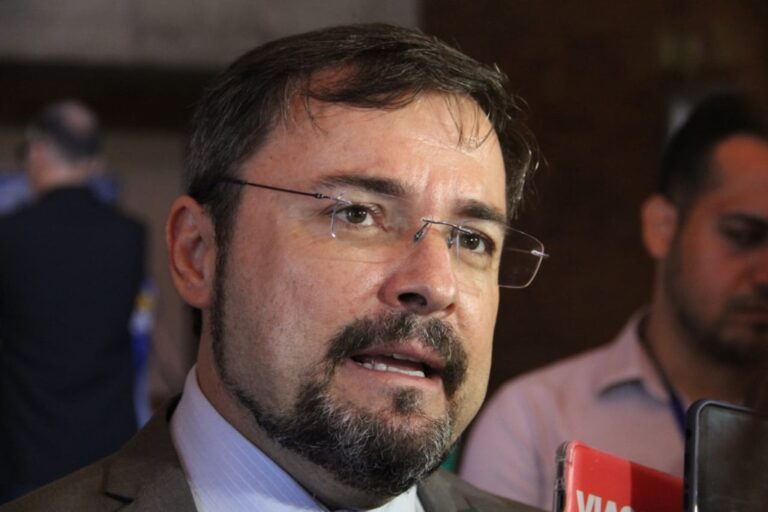 Fábio Novo é condenado a multa de R$ 53 mil por divulgação de pesquisa fraudulenta