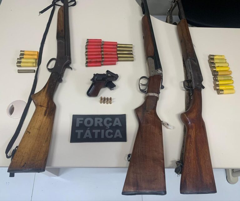 Força Tática prende três homens e apreende armas de fogo