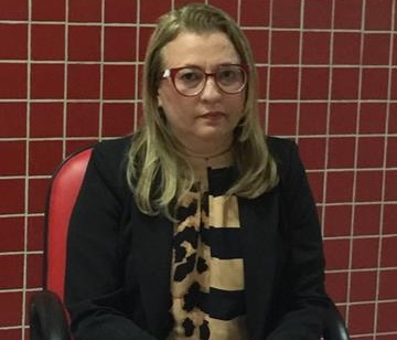 CARLA SANTOS TENTA ENTRAR NA CAMARA PELA JANELA MAIS UMA VEZ.