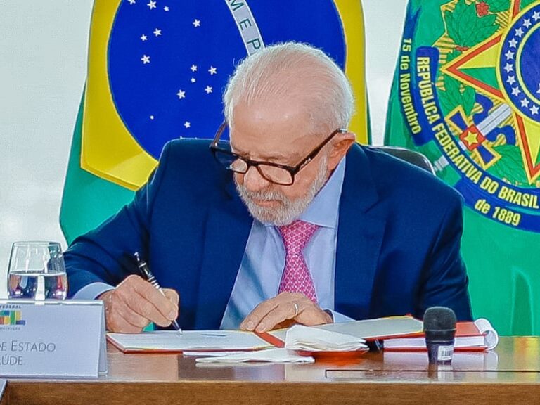 Lula sanciona lei que proíbe celulares em escolas públicas e particulares do Brasil