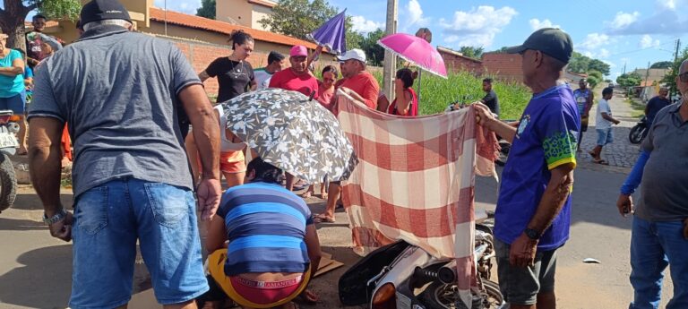 Acidente de trânsito entre carro e motocicleta deixa feridos.