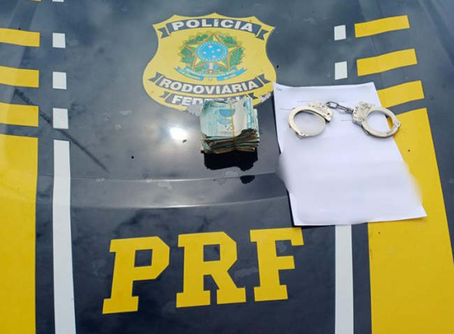 Homem com mandado por latrocínio é detido com R$ 13 mil na BR-343 em Teresina